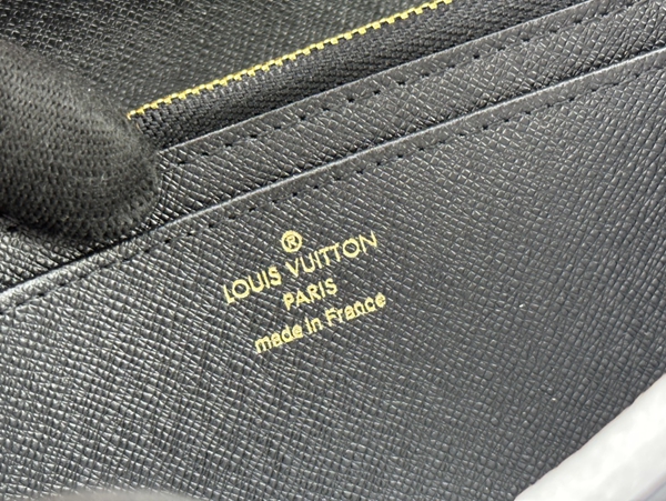 LVコピーウォレット着用イメージ